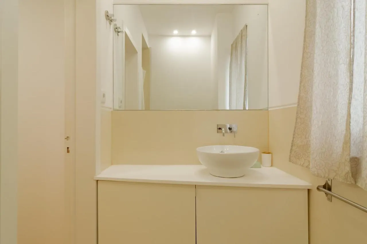 Charming Santos Apartment W/ Patio By Lovelystay Lisboa